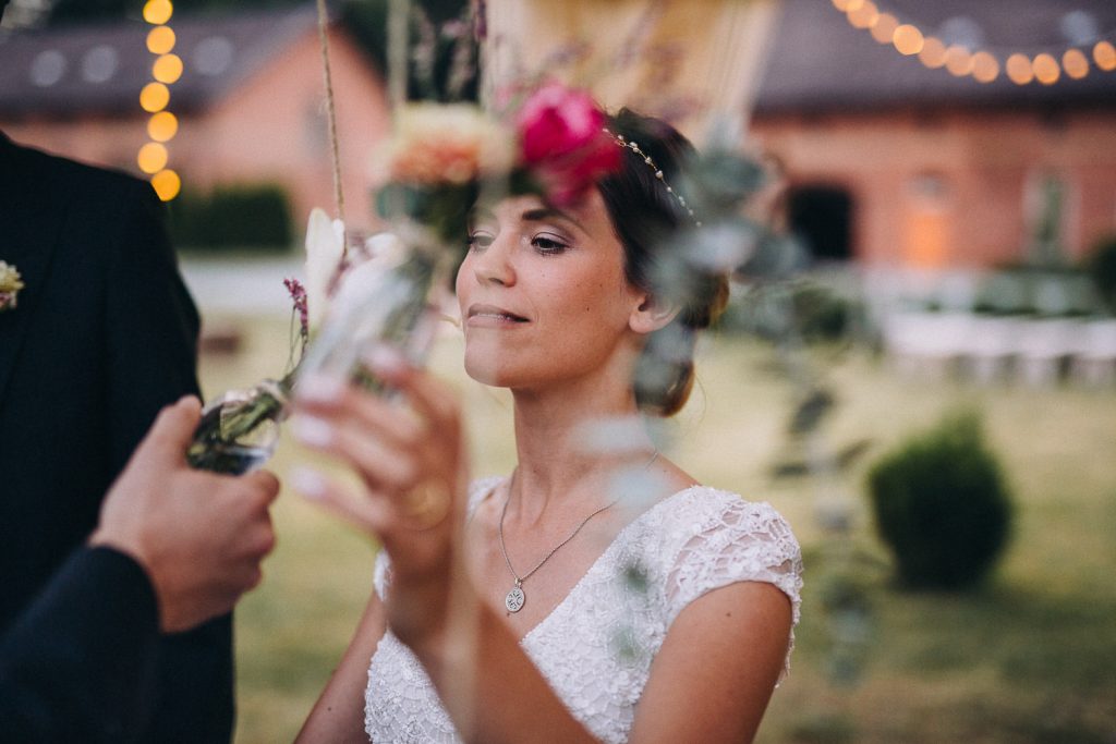 Braut riecht an Blumen