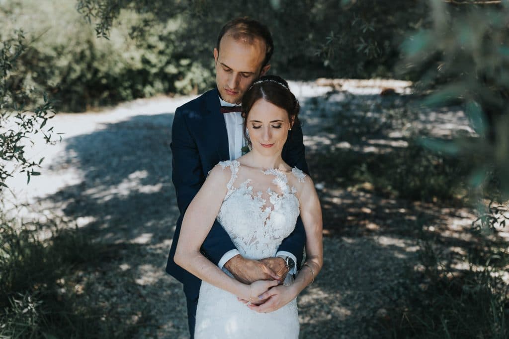 Hochzeitsfotograf Bodensee Fotoshooting Brautpaar umarmt sich
