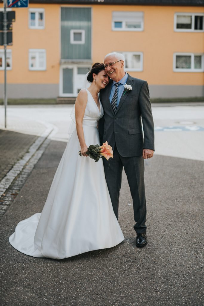 Hochzeitsfotograf Bodensee Konstanz Papa gibt Braut Kuss