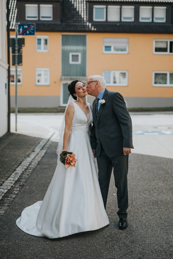 Hochzeitsfotograf Bodensee Konstanz Papa gibt Braut Kuss