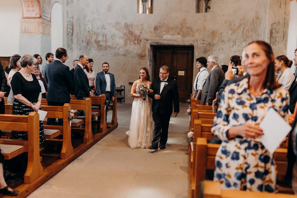 Papa bringt Braut an Altar