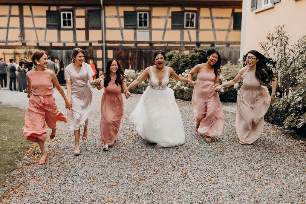 Braut und Freundinnen rennen